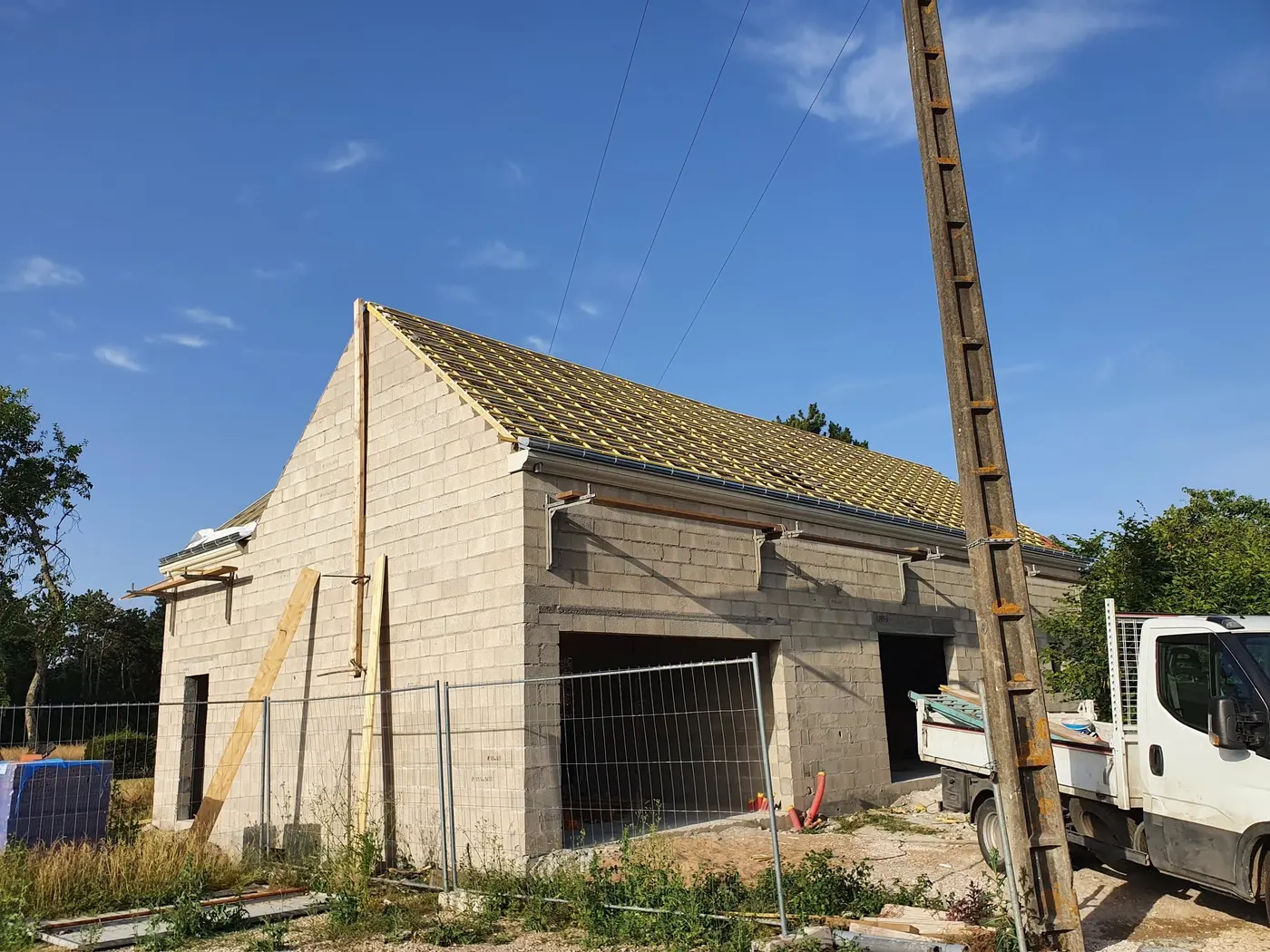 Avant : chantier de couverture, liteaux et premières tuiles